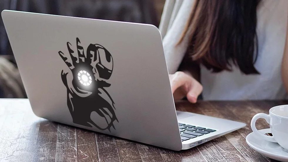 Adesivo Iron Man Replica in Vinile Prespaziato per MacBook Notebook e PC Portatile - Sticker Nero 13'' - Superficie Liscia