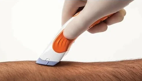 Rasoio elettrico per tricotomia pre-operatoria ricaricabile con alimentatore
