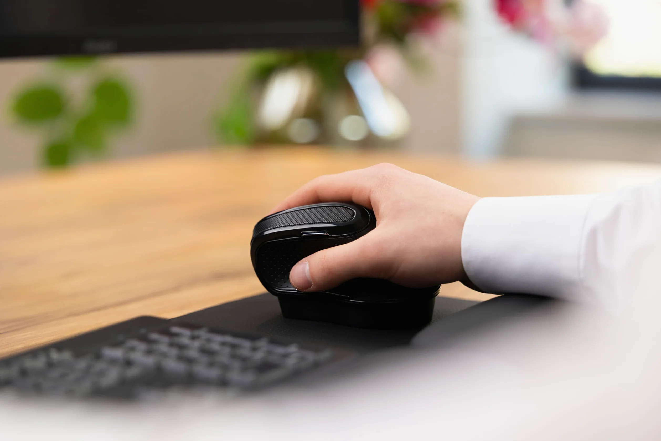 Mouse ergonomico – senza fili verticale 2,4 GHz – Adatto per mani grandi – inclinazione 20 – poggiapolsi – striscia LED – USB A Dongle & USB-C cavo di ricarica incluso