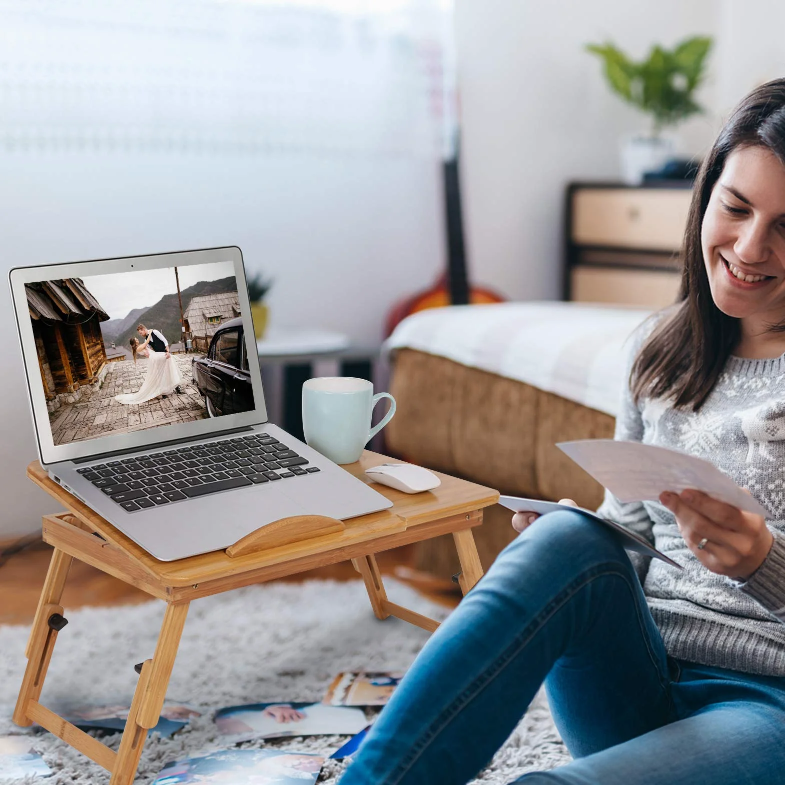 Scrivania per Letto Regolabile in Bambù Portatile con Supporto Antiscivolo Scanalatura per Tazza e Inclinazione Regolabile per Notebook Lettura